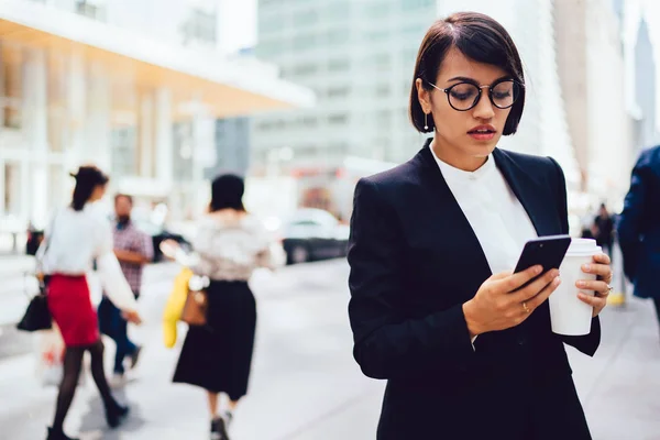 Komoly Női Vezetője Hivatalos Viselet Ellenőrzése Bejelentés Smartphone Gazdaság Kávé — Stock Fotó