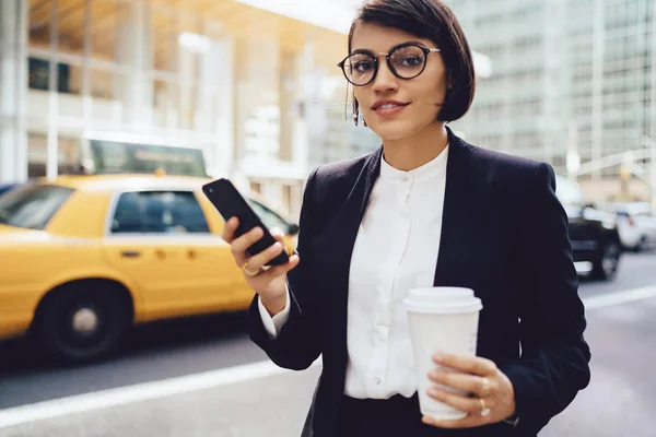Zijaanzicht Van Vertrouwen Vrouwelijke Manager Praten Telefoon Met Operator Taxi — Stockfoto