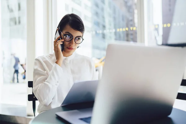 Jistý Podnikatelka Kontrola Bankovní Účet Notebooku Při Rozhovoru Telefonu Operátorem — Stock fotografie