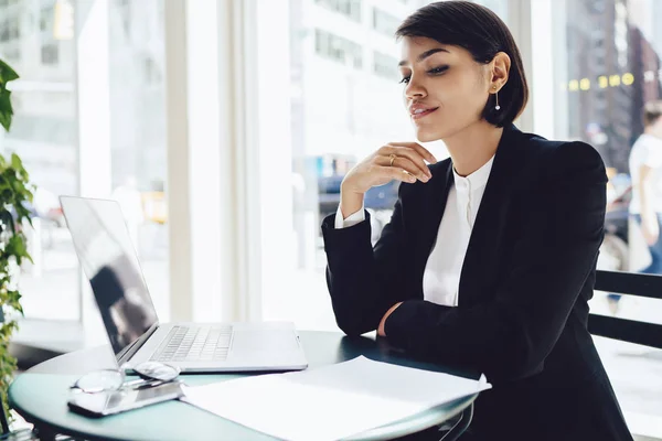 Vertrouwen Vrouwelijke Ondernemer Elegante Slijtage Analyseren Van Informatie Uit Documenten — Stockfoto