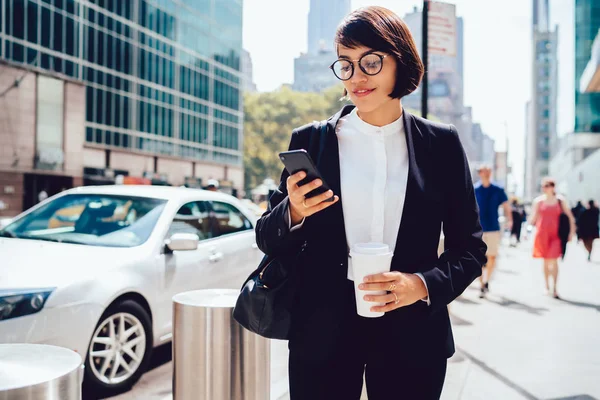 Concentrated Female Entrepreneur Using Application Calling Taxi Getting Work Morning — Stock Photo, Image
