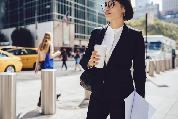 Empresário Feminino Pensativo Óculos Moda Chegando Trabalho Manhã Segurando Mock — Fotografia de Stock