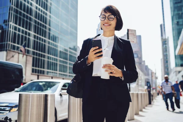Portrait Smiling Female Owner Sending Messages Mobile Walking Manhattan Street — Stock Photo, Image
