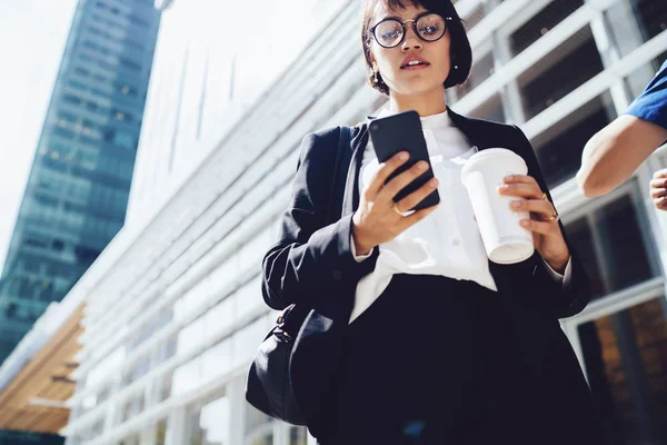Ernste Weibliche Direktorin Liest Nachricht Auf Handy Während Sie Geschäftsviertel — Stockfoto