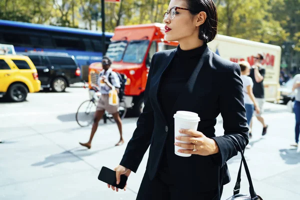 Ernstige Vrouwelijke Handelaar Elegante Formalwear Wandelen Straat Met Koffie Gaan — Stockfoto