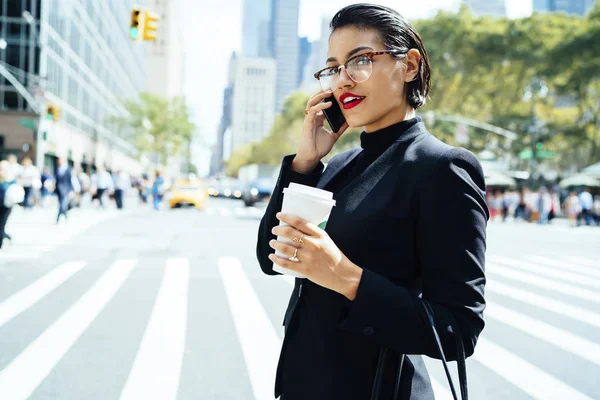 在纽约市的道路上通过人行横道的自信的女商人的肖像通话 — 图库照片