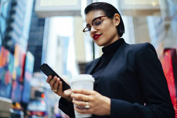自信的商人在时髦的眼镜和装备阅读信息的移动花费时间在市中心与咖啡去 — 图库照片