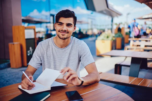 Ung Vacker Student Att Göra Läxor Som Sitter Café Utomhus — Stockfoto