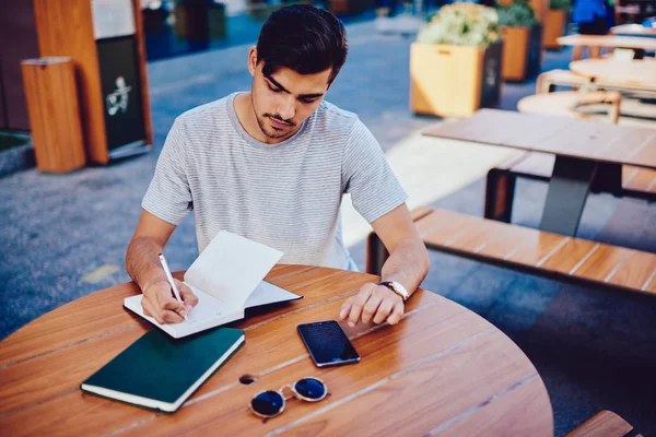 Smart Manlig Student Göra Läxor Uppgift Skriva Rapport Häfte Sittande — Stockfoto