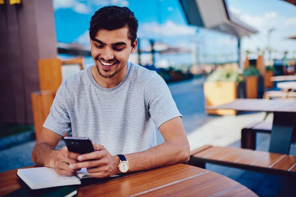 Chico Hipster Alegre Viendo Vídeo Divertido Móvil Enviando Comentarios Amigo — Foto de Stock