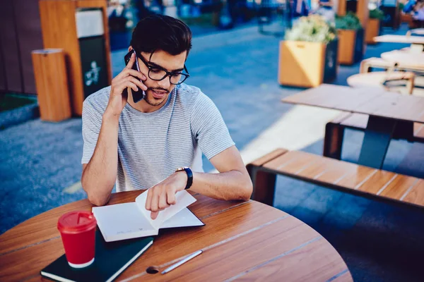 Kjekk Mannlig Student Som Arrangerer Møte Med Venn Telefonsamtalen Sjekke – stockfoto