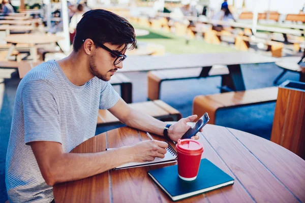 Ferdige Mannlige Studenter Som Skriver Lekseessay Med Informasjon Fra Nettlesing – stockfoto