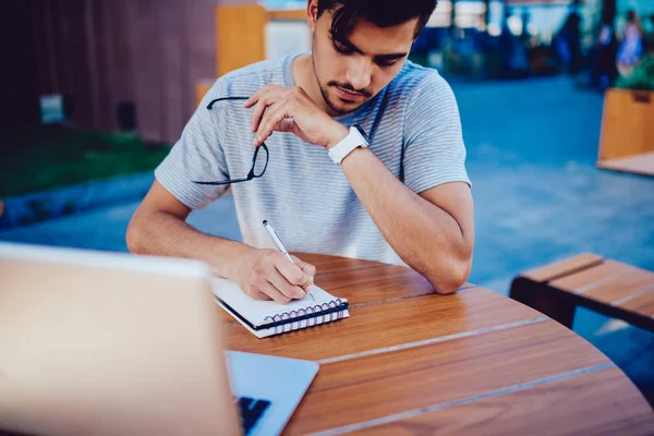 Studente Maschio Pensieroso Che Piano Preparazione Gli Esami Scrivendo Obiettivi — Foto Stock