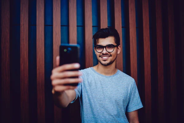 Lächelnder Junger Hipster Posiert Für Smartphone Kamera Und Macht Selfies — Stockfoto