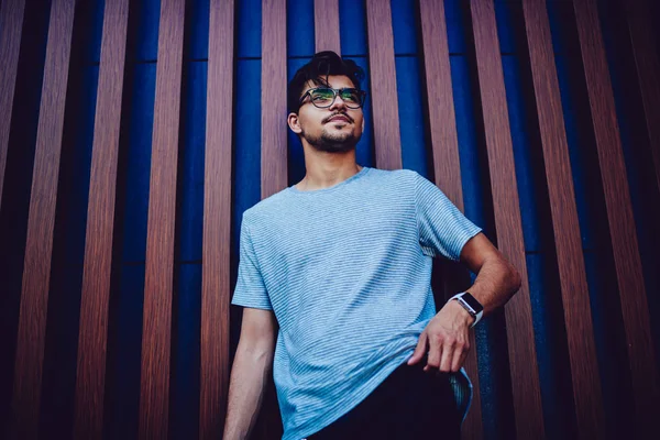 Yakışıklı Genç Adam Rahat Shirt Duvar Arka Plan Üzerinde Poz — Stok fotoğraf