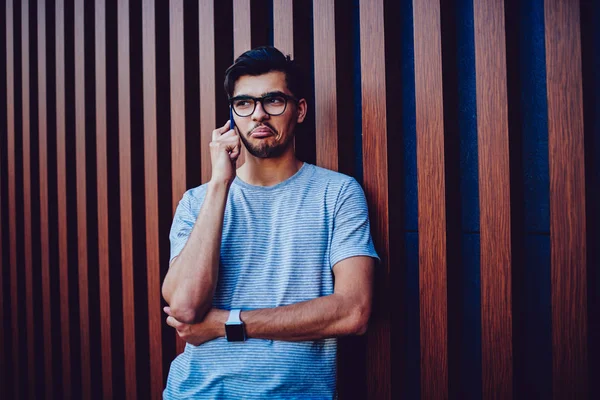 Confused Young Guy Trendy Eyeglasses Talking Phone — Stock Photo, Image