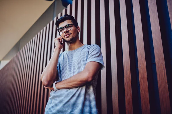 Young Hipster Guy Eyeglasses Having Mobile Conversation Standing Wall — Stock Photo, Image