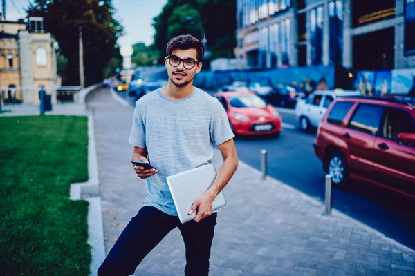 Porträt Eines Lässig Gekleideten Männlichen Studenten Der Mit Smartphone Und — Stockfoto