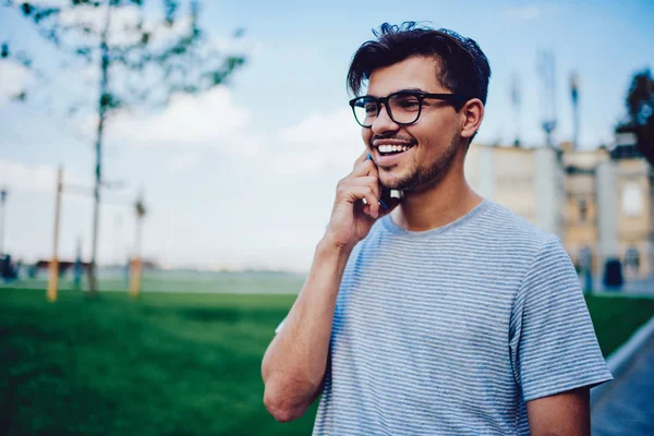 Schöner Lächelnder Hipster Typ Der Spaß Telefonieren Hat — Stockfoto