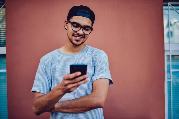 Smiling Hipster Guy Trendy Casual Outfit Checking Email Texting Feedback — Stock Photo, Image