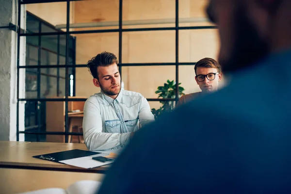 Besatzung Junger Mitarbeiter Sitzt Besprechungstisch Und Diskutiert Ideen Zur Lösung — Stockfoto