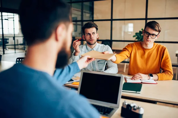 Patron ile tartışan genç erkek Mimarlar proje planlama ve sorunları çözme belgeleri.