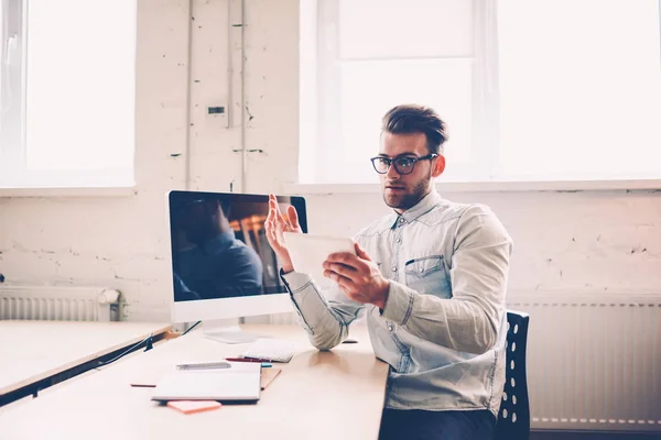 Emotional Male Entrepreneur Shocked Bad News Checking Email Box Touchpad — Stock Photo, Image