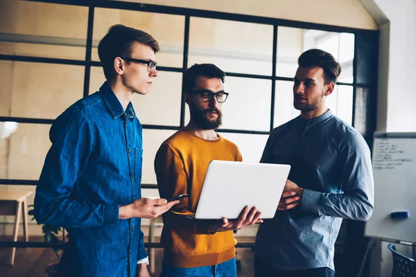 Membros Sérios Equipe Trabalho Usando Laptop Para Fazer Pesquisadores Que — Fotografia de Stock