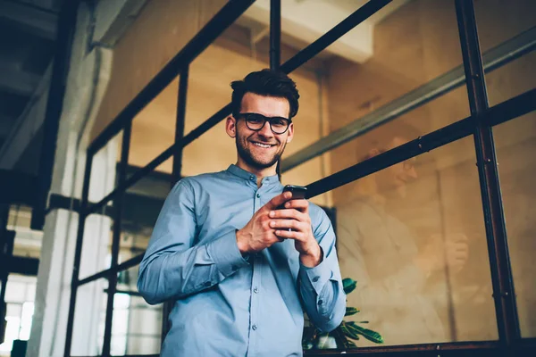 Portrett Kjekk Ung Fyr Briller Som Sender Beskjeder Smarttelefonen Når – stockfoto