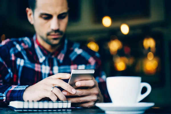 Imagen Recortada Hombre Joven Usando Teléfono Móvil Cafetería Con Taza — Foto de Stock