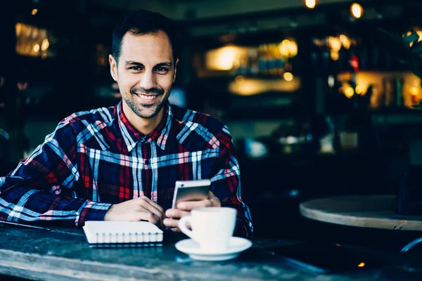 Halve Lengte Portret Van Knappe Jonge Bebaarde Man Gekleed Stijlvol — Stockfoto