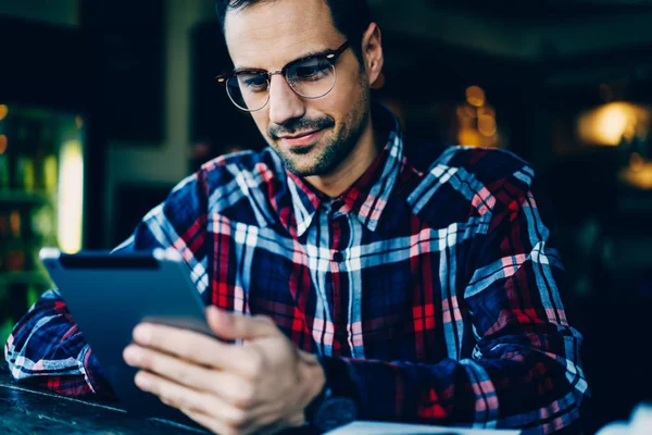 Redusert Bilde Vellykket Forretningsmann Stilige Optiske Briller Som Leser Nyheter – stockfoto