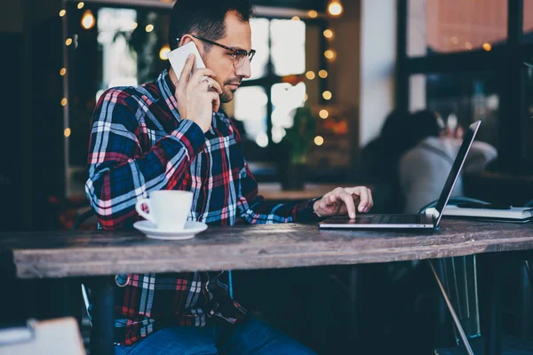 Seitenansicht Eines Bärtigen Mannes Mit Brille Der Online Laptop Bezahlt — Stockfoto