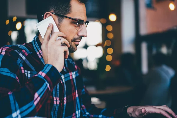 Oříznutí Obrazu Bederní Chlap Stylové Brýle Mluví Mobilní Telefon Rezervace — Stock fotografie