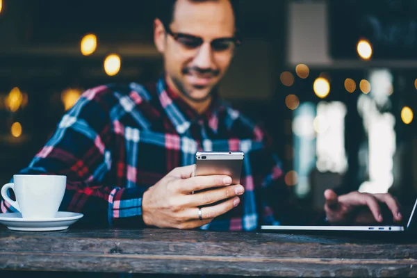 Enfoque Selectivo Las Manos Del Hombre Sosteniendo Dispositivo Teléfono Inteligente — Foto de Stock