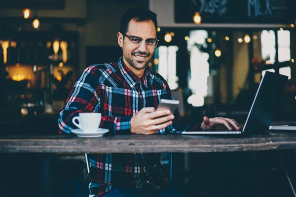 Retrato Media Longitud Del Diseñador Gráfico Positivo Con Teléfono Móvil — Foto de Stock