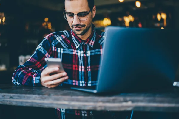 Bijgesneden Afbeelding Van Bebaarde Student Optische Bril Het Lezen Van — Stockfoto