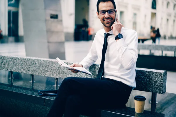 Abgeschnittenes Bild Eines Lächelnden Talentierten Ökonomen Der Spaß Hat Während — Stockfoto