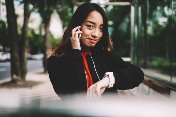 Portret Atrakcyjna Dziewczyna Azjatyckich Patrząc Kamery Rozmowy Telefonie Przyjacielem Organizowanie — Zdjęcie stockowe