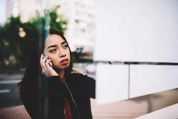 Pensivo Turista Feminino Usando Conexão Roaming Para Chamar Amigo Enquanto — Fotografia de Stock