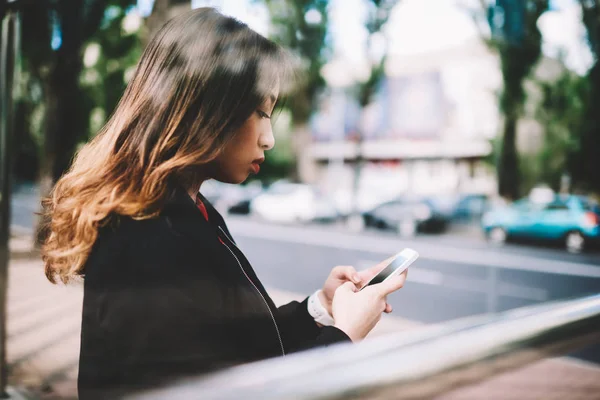 地図携帯電話ローミング 若い女性ネットワーク屋外でサービス センターについての情報をお探しのインターネット接続に満足しているアプリケーションへの通りを使用してオンラインで歩く女性の観光客 — ストック写真