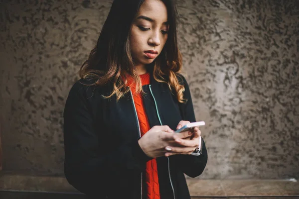 Elegante Chica Hipster Adolescente Ropa Casual Moda Envío Mensajes Teléfono — Foto de Stock