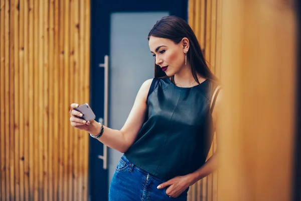 Reflexionando Linda Estudiante Viendo Interesante Video Sitio Web Teléfono Moderno —  Fotos de Stock