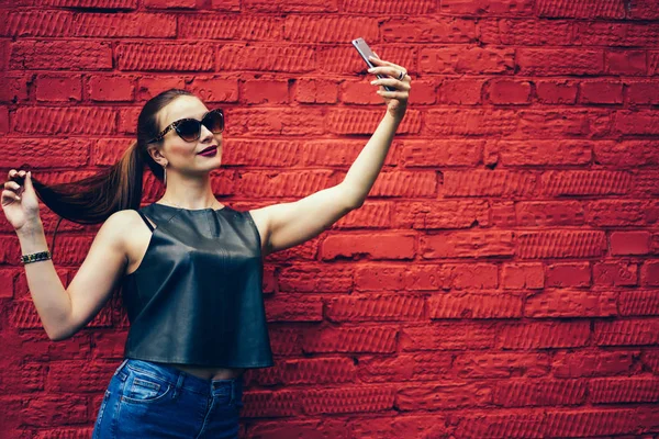 Menina Hipster Bonita Vestida Com Roupas Moda Fazendo Selfie Câmera — Fotografia de Stock