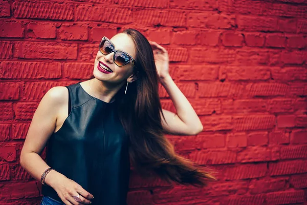 Cheerful Young Woman Beautiful Long Hair Laughing While Posing Camera — Stock Photo, Image