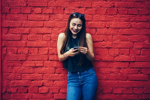 Blogueiro Feminino Bonito Alegre Que Diverte Muito Enquanto Assiste Vídeo — Fotografia de Stock