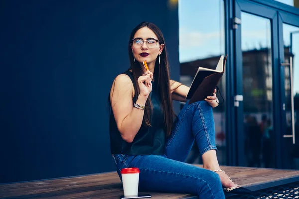 Kontemplativní Nádherná Studentka Cool Brýle Přemýšlíte Kreativní Nápady Pro Celoroční — Stock fotografie