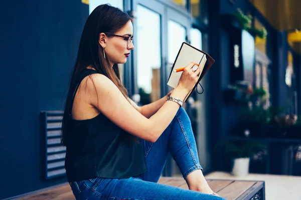 Blogueuse Attrayante Réfléchie Dans Des Lunettes Élégantes Écrivant Nouvelles Idées — Photo