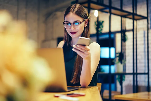 Attraktive Professionelle Freiberuflerin Coolen Brillen Die Mails Auf Einem Laptop — Stockfoto