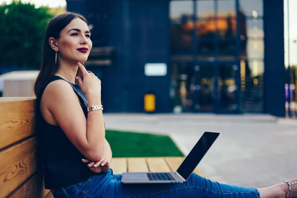 迷人体贴的女性博客在城市环境中的自由时间 对个人网站内容的新想法进行了思考 可爱的思考学生享受休闲坐在长凳上户外 — 图库照片